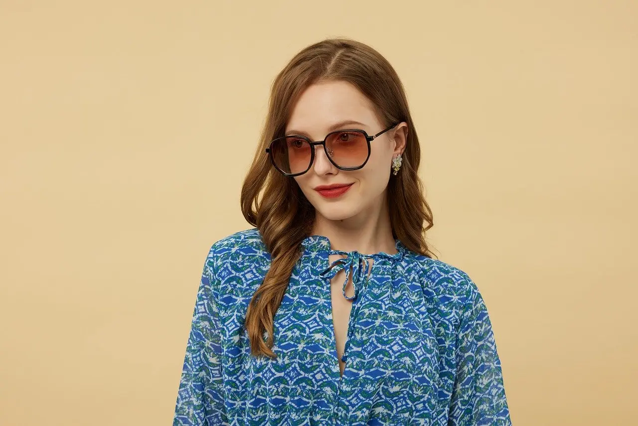 Lunettes de soleil femme : style, protection et confort visuel en 2025