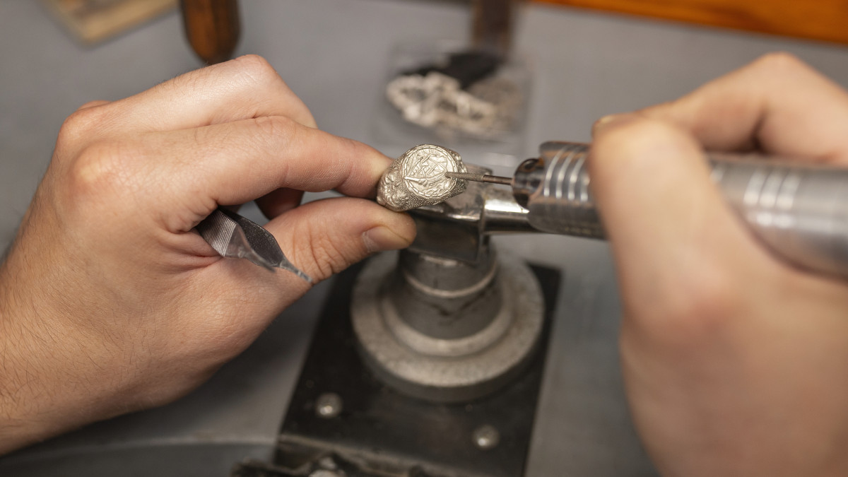 travail sur bague gravure