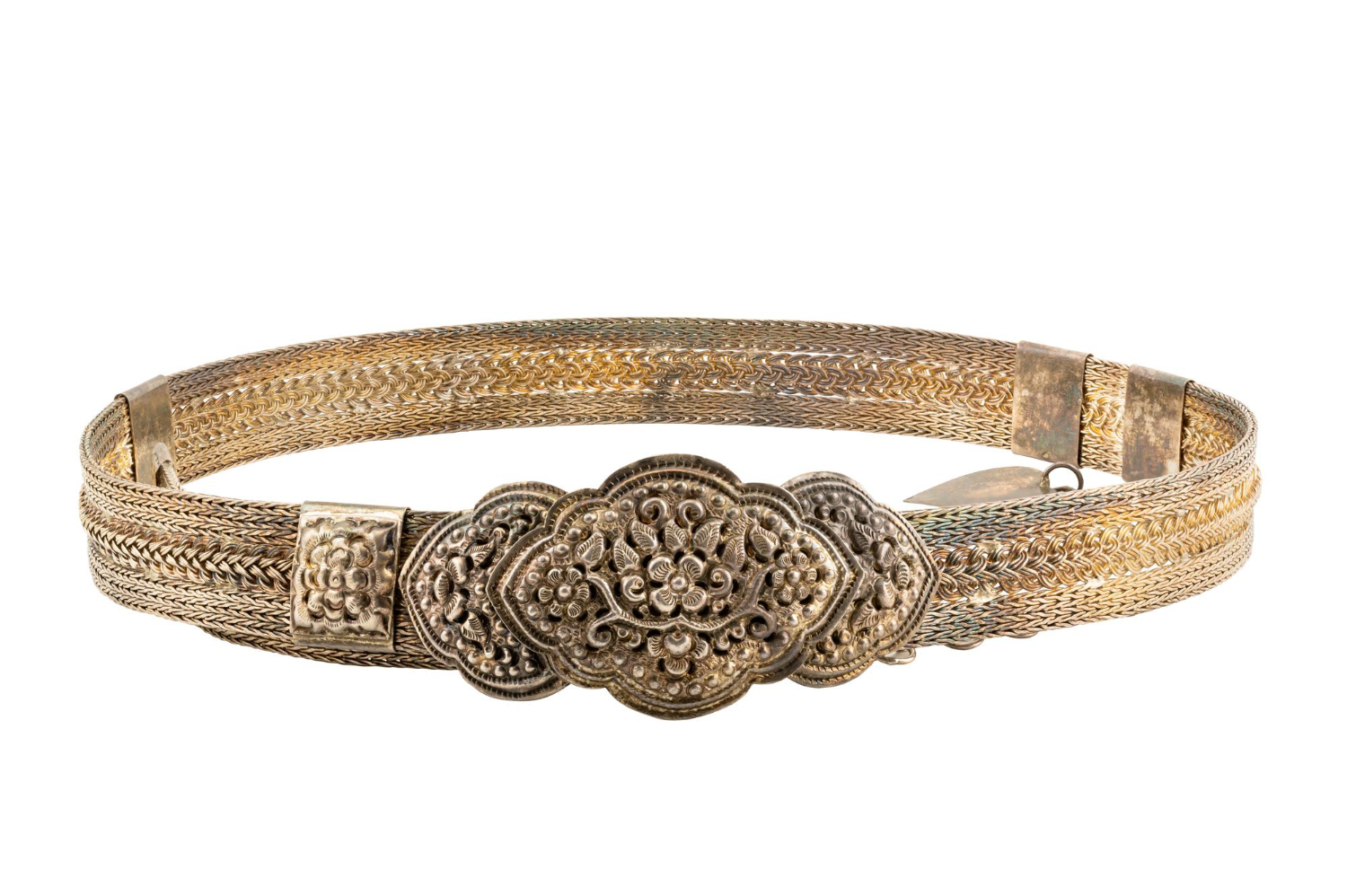 Vue rapprochée d'un bracelet ancien doré sur fond blanc